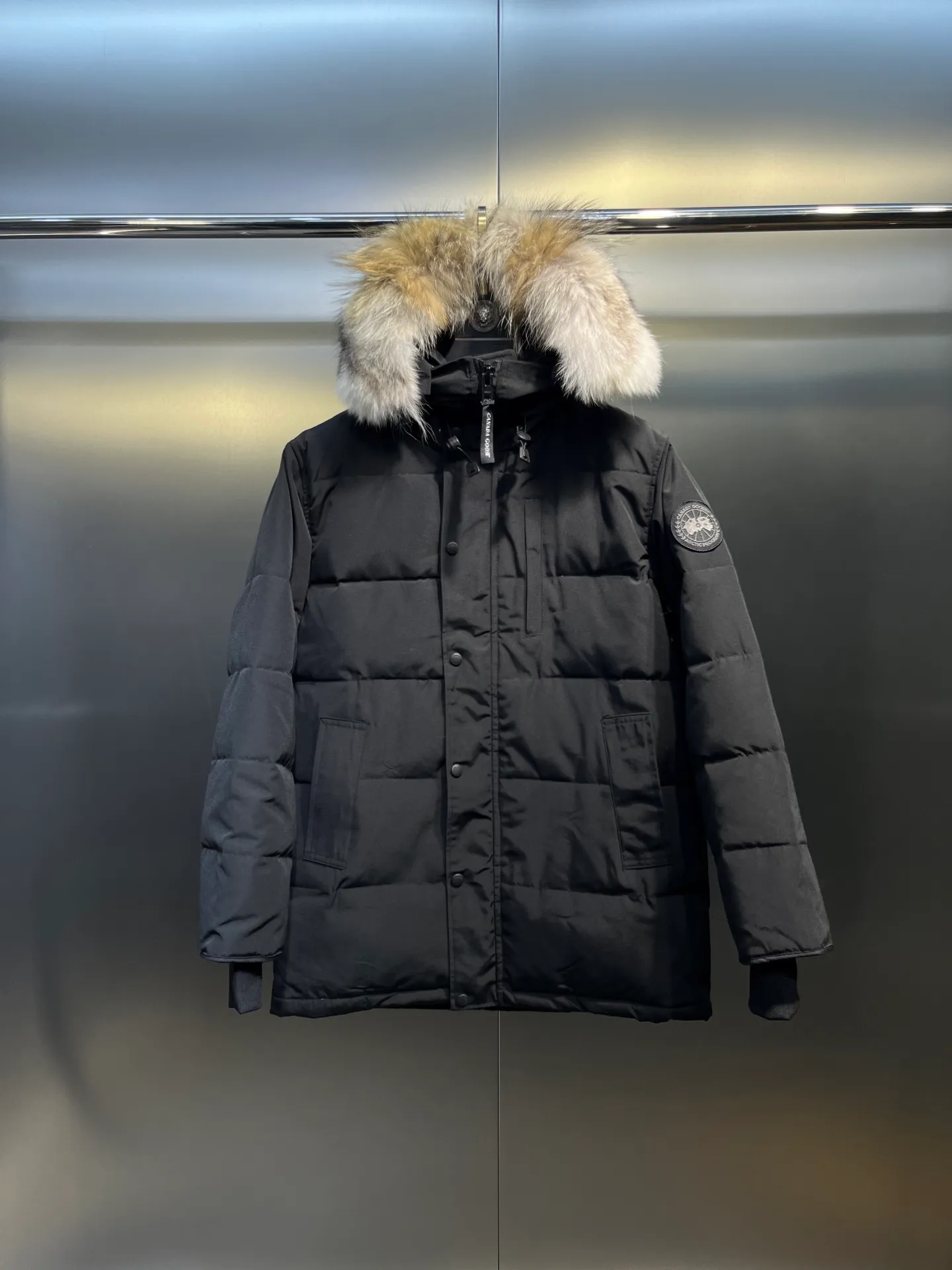 P860 Canada Goose 14 models Canada Goose🌟 Natural Siberian coyote fur collar, the delicate and strong feel, is the sense of life that comes from the erosion of natural wind and frost! Authentic version! All the details are in place! The fabric is made of high-density nano-level waterproof fabric, which is windproof and wear-resistant, and has a certain thickness! The down is 90% national standard white duck down, which can be taken for testing. It uses an imported down flushing machine for accurate down flushing! The grams are guaranteed to be the same. It will not be like the hand racing in small workshops, resulting in more velvet here and less velvet there. The zipper is the YKK brand used by Canada Goose! Smooth and comfortable on both sides! In order to prevent cold wind from pouring in, a double closure design is adopted. On the premise of the traditional zipper fly, a secondary closure with large military buttons is used to bring better warmth retention effect. It retains the classic hooded design and uses super large luxurious wolf fur to protect against wind and cold! The fur collar is removable! It doesn’t matter how low the temperature is this winter, a big goose suit is enough. I’ll give you the wind and temperature!  Size: s-xxl